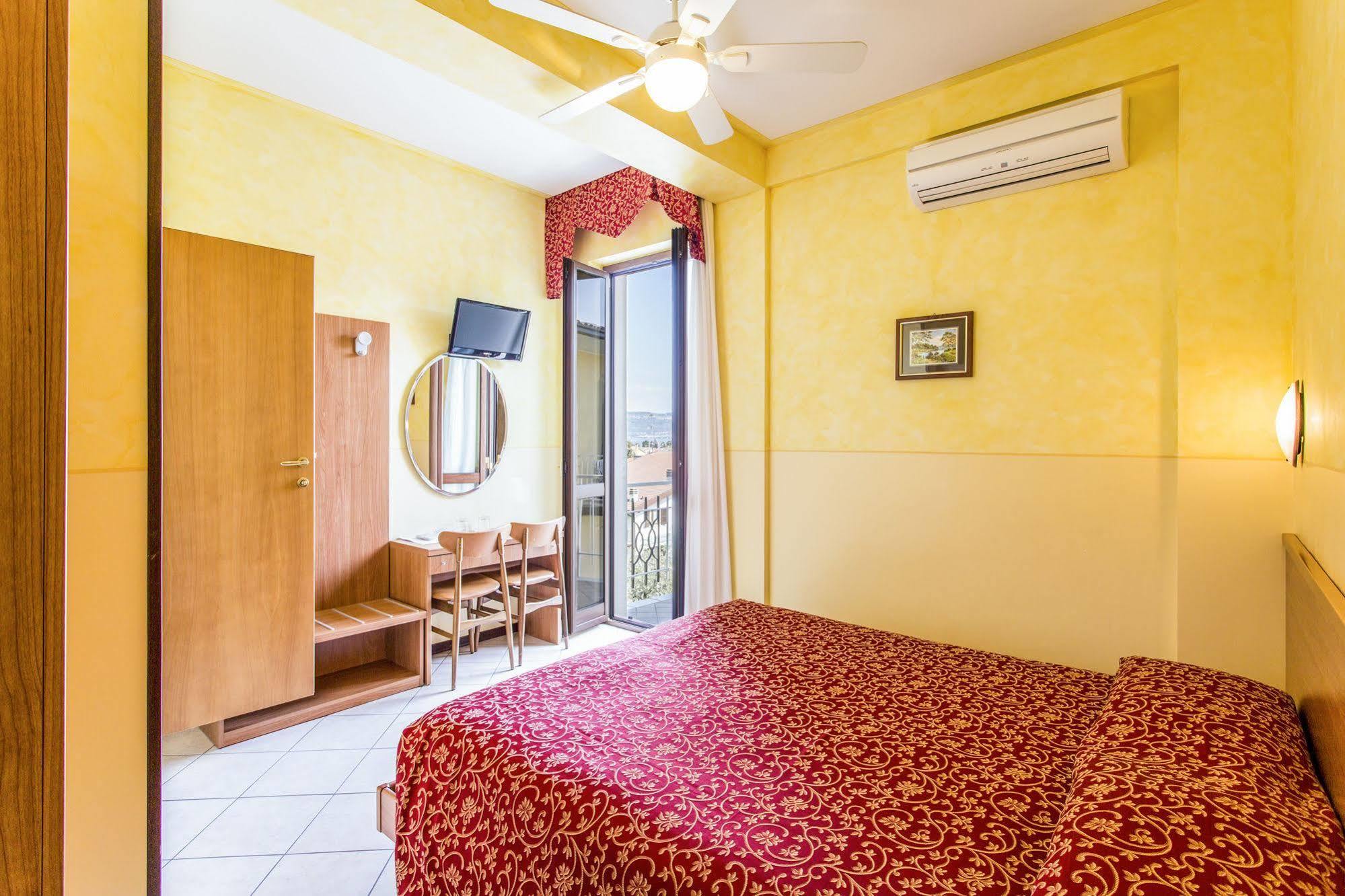 Hotel Sorriso Тосколано-Мадерно Экстерьер фото